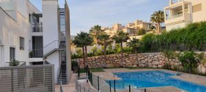 vistas a una piscina junto a un edificio en Baviera Hills Holiday Apartment, en Caleta de Vélez