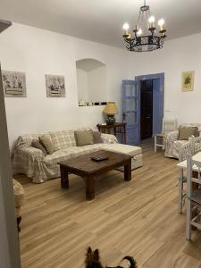 ein Wohnzimmer mit einem Sofa und einem Couchtisch in der Unterkunft Alto de Torrecillas in El Bosque