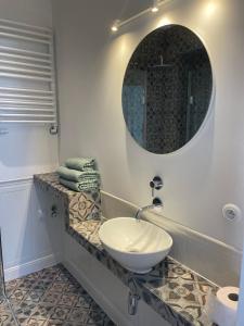 a bathroom with a sink and a mirror at cosy condo 5 min do plaży z balkonem Gdynia in Gdynia