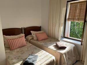 a bedroom with two beds and a window at Alto de Torrecillas in El Bosque