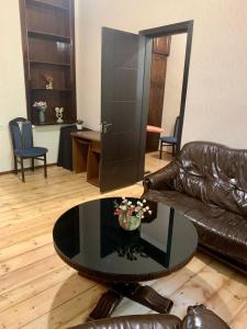 sala de estar con mesa y sofá de cuero en A house in the historical district of Tbilisi, en Tiflis