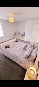 ein Schlafzimmer mit einem großen Bett mit Kissen in der Unterkunft Bracken Dene in Lynemouth