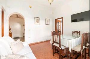 Телевизор и/или развлекательный центр в Paraíso rural con piscina