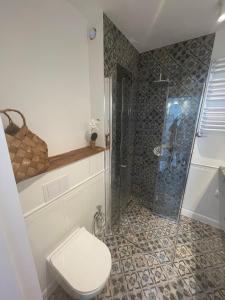 Kúpeľňa v ubytovaní cosy condo 5 min do plaży z balkonem Gdynia