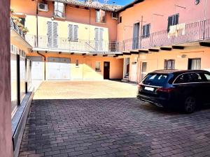 a car parked in a parking lot next to a building at Cá d'la trifola parcheggio gratuito in Alba