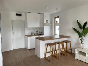 Kuchyňa alebo kuchynka v ubytovaní cosy condo 5 min do plaży z balkonem Gdynia