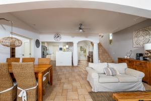 sala de estar con mesa y sofá en living near the beach, en Kralendijk