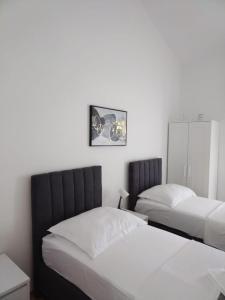 dos camas sentadas una al lado de la otra en un dormitorio en Apartments Tony - near the sea, en Stomorska