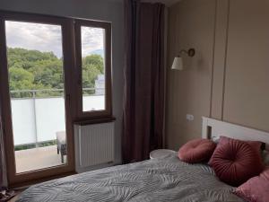 Posteľ alebo postele v izbe v ubytovaní cosy condo 5 min do plaży z balkonem Gdynia