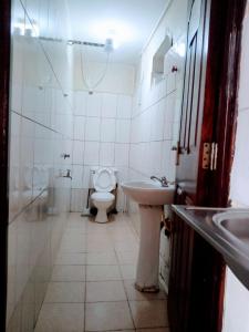 Um banheiro em Kilimani honass studio