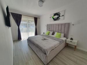 奥拉迪亚Ale house的一间卧室配有一张大床和石灰绿色枕头