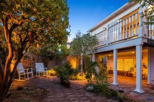 Aed väljaspool majutusasutust Minimalistic 1885 Queen Anne Cottage 2B-2B Upper Level Flat in Alameda