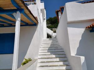una escalera que conduce a un edificio blanco en Alexandra's Studios, en Kechria