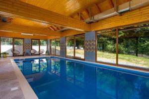 Bazén v ubytování Greenhouse Ella with heated pool nebo v jeho okolí