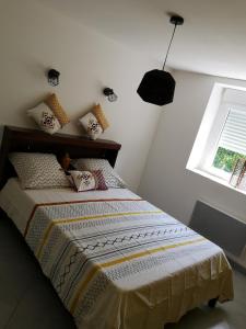 een slaapkamer met een bed en een raam bij Domaine de la Borde in Damparis