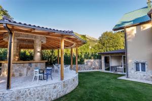 eine Terrasse mit einem Tisch und Stühlen im Hof in der Unterkunft Family SPA Apartments Sunny&Shiny in Šavnik