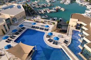 einen Blick über einen Pool mit Yachthafen in der Unterkunft InterContinental Abu Dhabi, an IHG Hotel in Abu Dhabi