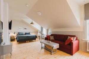 - un salon avec un canapé et un lit dans l'établissement Villa Fannyhof, à Haapsalu