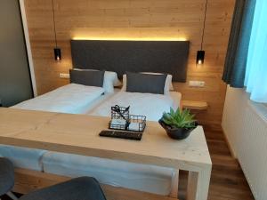 Schlafzimmer mit einem Bett und einem Tisch mit einem sidx sidx sidx in der Unterkunft Haus Vilgrassa in Sankt Gallenkirch
