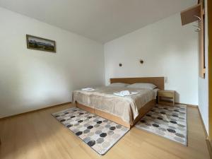 - une chambre avec un lit et un tapis en damier dans l'établissement Privat HOTOS, à Liptovský Mikuláš