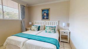 sypialnia z 2 łóżkami i oknem w obiekcie Boulevard Bonanza by Top Destinations Rentals w mieście Margate