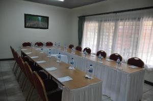 uma sala de conferências com uma mesa longa e cadeiras em The Milimani Lodge em Arusha