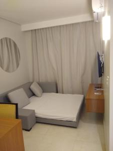 - une petite chambre avec un lit et une table dans l'établissement Salinas Exclusive Resort, à Salinópolis