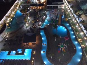 een uitzicht over een zwembad in een pretpark 's nachts bij Salinas Exclusive Resort in Salinópolis