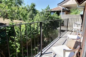 Rõdu või terrass majutusasutuses Apt type 3 en Duplex sur EVIAN les Bains vue lac