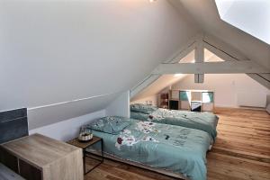 um quarto com uma cama num sótão em Apt type 3 en Duplex sur EVIAN les Bains vue lac em Évian-les-Bains