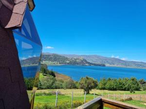 阿基塔尼亚Domos Lago Muisca Chia的享有湖景。