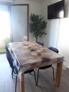 - une table en bois entourée de chaises dans l'établissement Gambetta Insolite, à Chambéry
