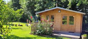 une cabane en bois avec une porte dans un jardin dans l'établissement Agnes Bed and Breakfast, à Bække