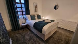 Llit o llits en una habitació de Cheerful 2 Bedroom home in Stoke on Trent