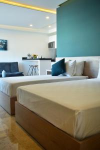 een slaapkamer met 2 bedden en een bank bij Rentas Vacacionales Torre Diez in Playa del Carmen +32 foto's