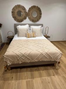 1 dormitorio con 1 cama con 2 espejos en la pared en Home Place Apartments - Gujan Arcachon en Gujan-Mestras