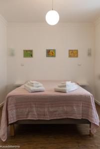 a bedroom with a bed with towels on it at Casas da Baronia in Vila Nova da Baronia