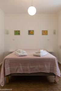 ein Schlafzimmer mit einem Bett mit Handtüchern darauf in der Unterkunft Casas da Baronia in Vila Nova da Baronia