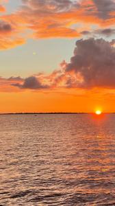 un coucher de soleil sur une grande étendue d'eau dans l'établissement Woody's By The Lake LLC, à Sebring