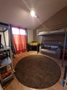 - un salon avec des lits superposés et un tapis dans l'établissement Maison individuelle avec sa piscine privée, à Clermont-Ferrand