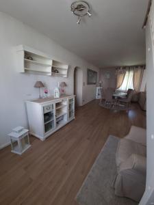 sala de estar con sofá y mesa en Maison individuelle avec sa piscine privée en Clermont-Ferrand