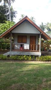 una pequeña casa con porche y patio en Green Chilli Bungalows en Ko Lanta
