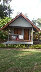 Cette petite maison dispose d'une terrasse couverte et d'une cour. dans l'établissement Green Chilli Bungalows, à Ko Lanta