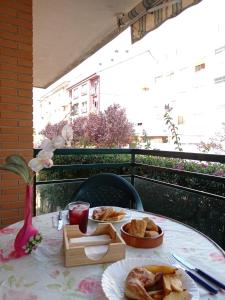 una mesa con 2 platos de comida en el balcón en Apartamento Pilar, en Gandía