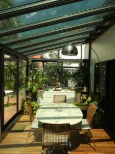 un patio con mesa y sillas en una terraza en Maison Cocooning, bord de Sèvre Nantaise, en Nantes