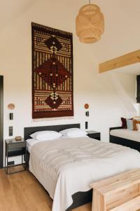 1 dormitorio con cama y alfombra en la pared en Osada Matygówka, en Gliczarów Górny