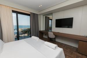 Een TV en/of entertainmentcenter bij Mazarine Hotel, Vlorë, Albania
