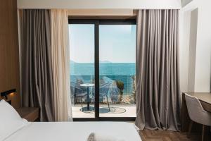 Een bed of bedden in een kamer bij Mazarine Hotel, Vlorë, Albania