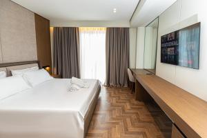 Een bed of bedden in een kamer bij Mazarine Hotel, Vlorë, Albania