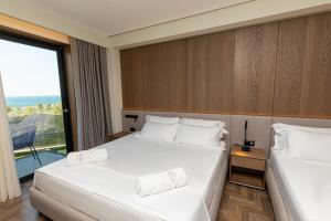 Een bed of bedden in een kamer bij Mazarine Hotel, Vlorë, Albania